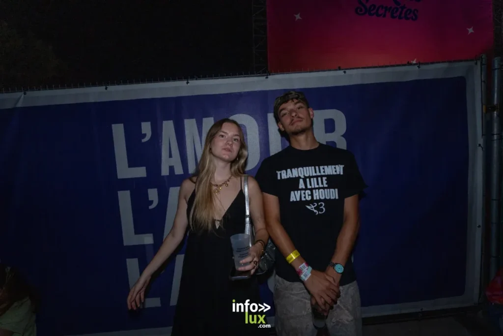 Le public profite des concerts lors de la première journée des Nuits Secrètes 2026 à Aulnoye-Aymeries.