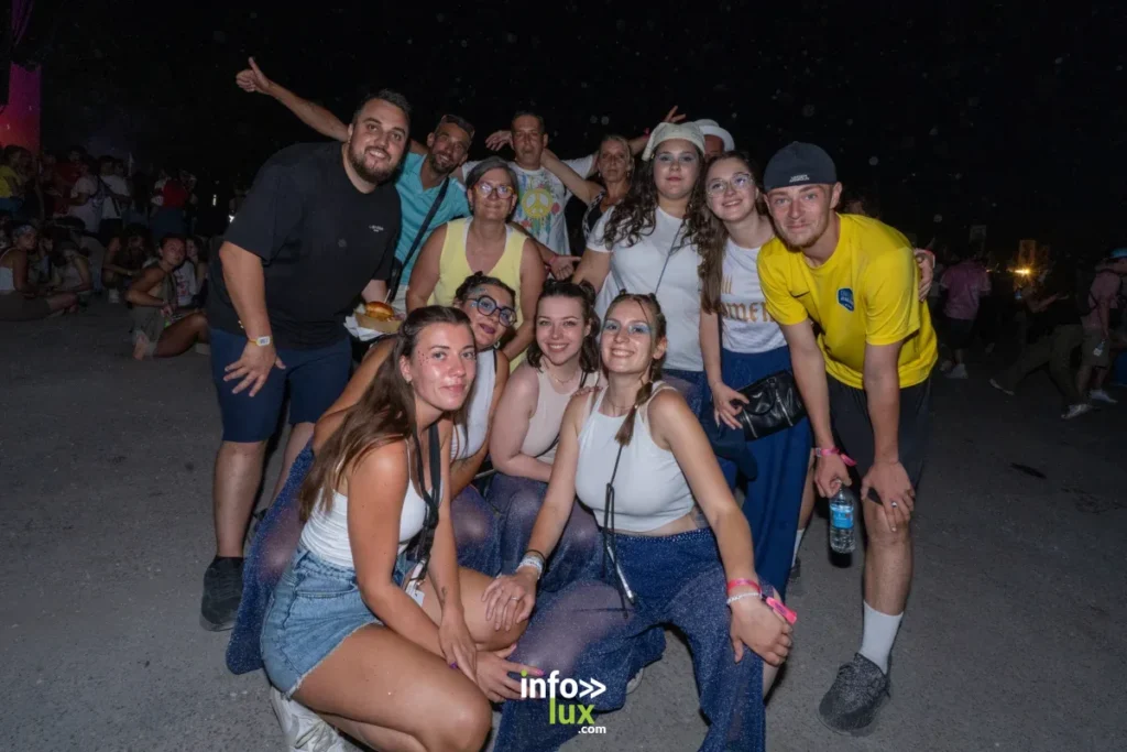 Le public profite des concerts lors de la première journée des Nuits Secrètes 2026 à Aulnoye-Aymeries.
