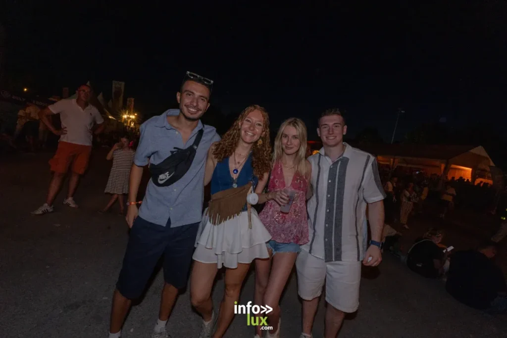 Le public profite des concerts lors de la première journée des Nuits Secrètes 2026 à Aulnoye-Aymeries.
