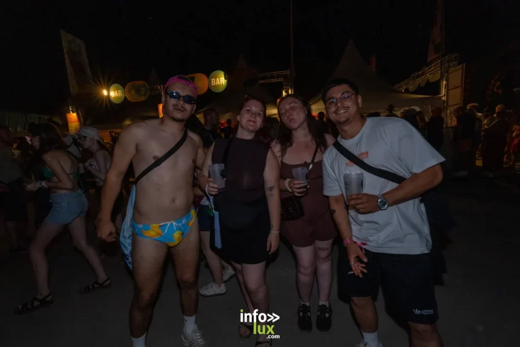 Le public profite des concerts lors de la première journée des Nuits Secrètes 2026 à Aulnoye-Aymeries.