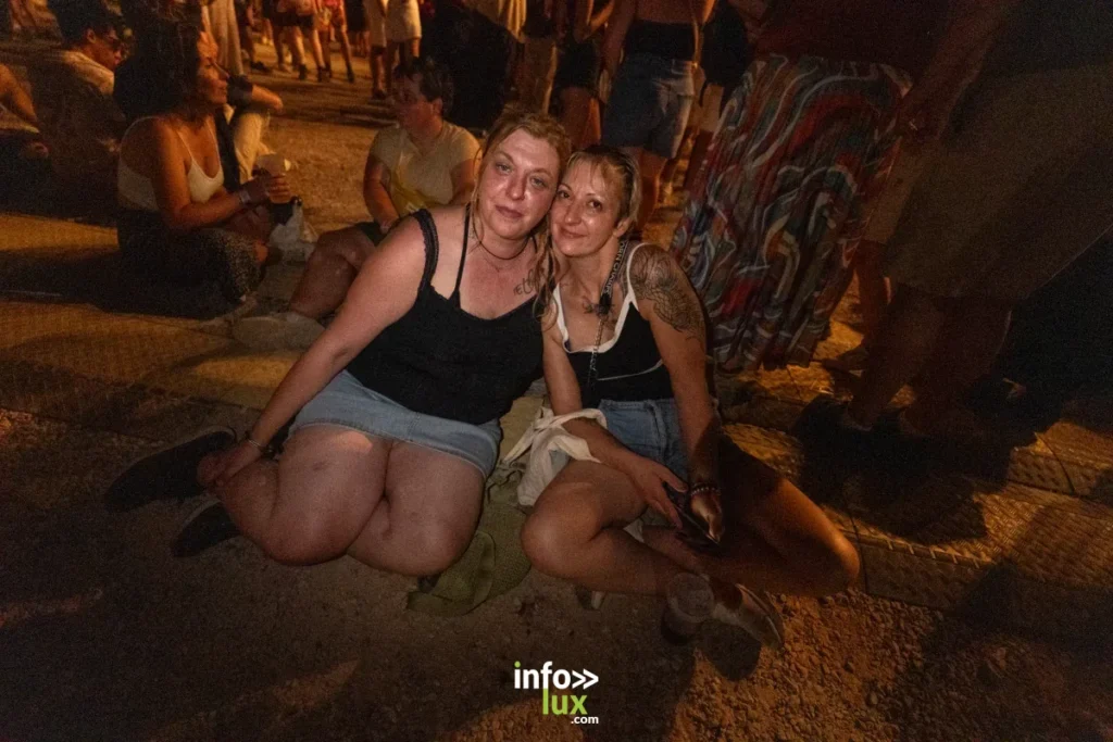 Le public profite des concerts lors de la première journée des Nuits Secrètes 2026 à Aulnoye-Aymeries.