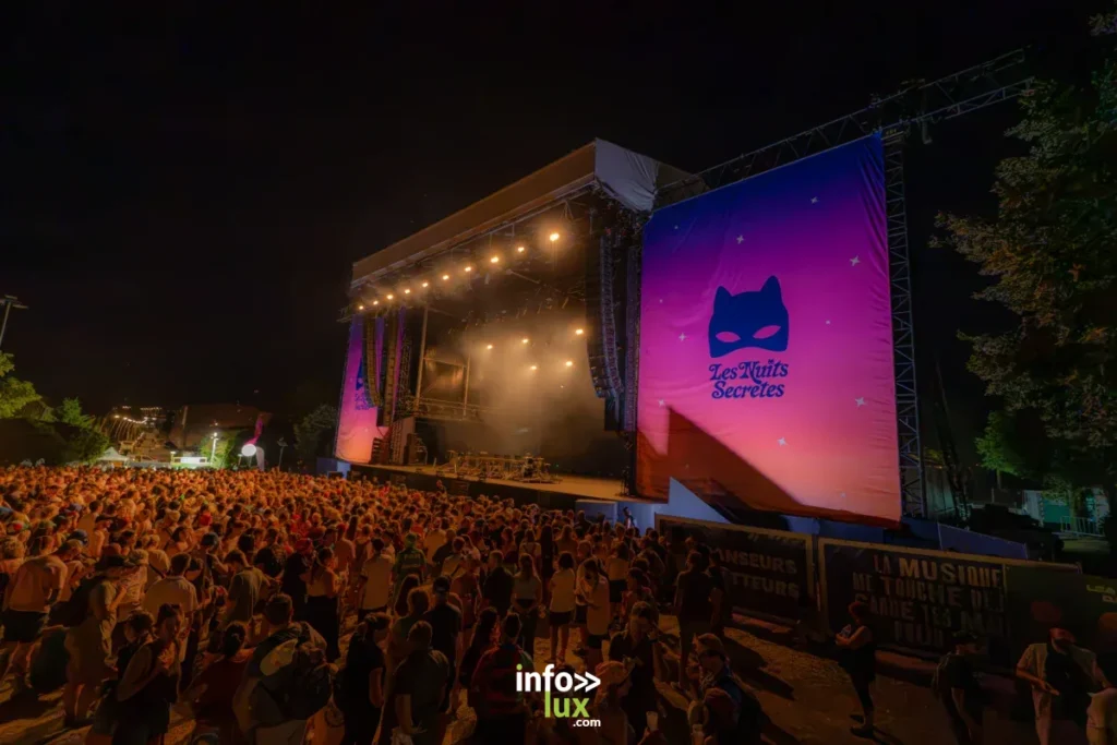 Le public profite des concerts lors de la première journée des Nuits Secrètes 2026 à Aulnoye-Aymeries.