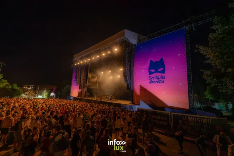 Le public profite des concerts lors de la première journée des Nuits Secrètes 2026 à Aulnoye-Aymeries.