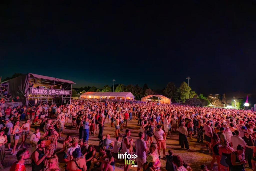 Le public profite des concerts lors de la première journée des Nuits Secrètes 2026 à Aulnoye-Aymeries.