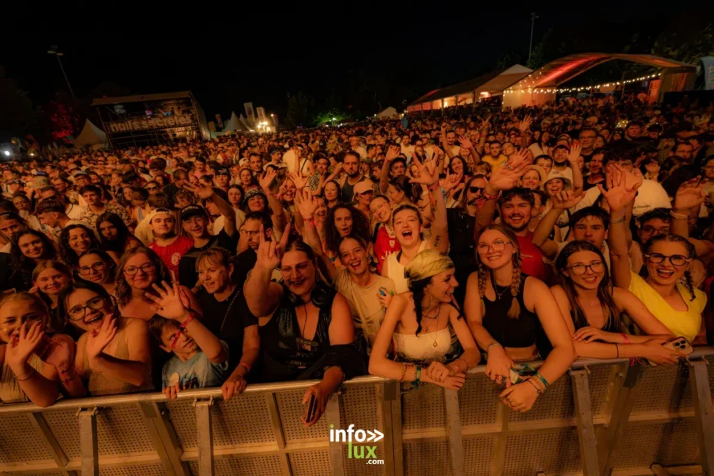 Le public profite des concerts lors de la première journée des Nuits Secrètes 2026 à Aulnoye-Aymeries.