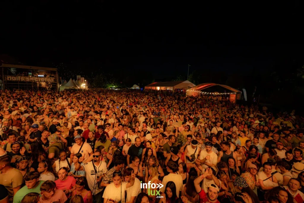 Le public profite des concerts lors de la première journée des Nuits Secrètes 2026 à Aulnoye-Aymeries.
