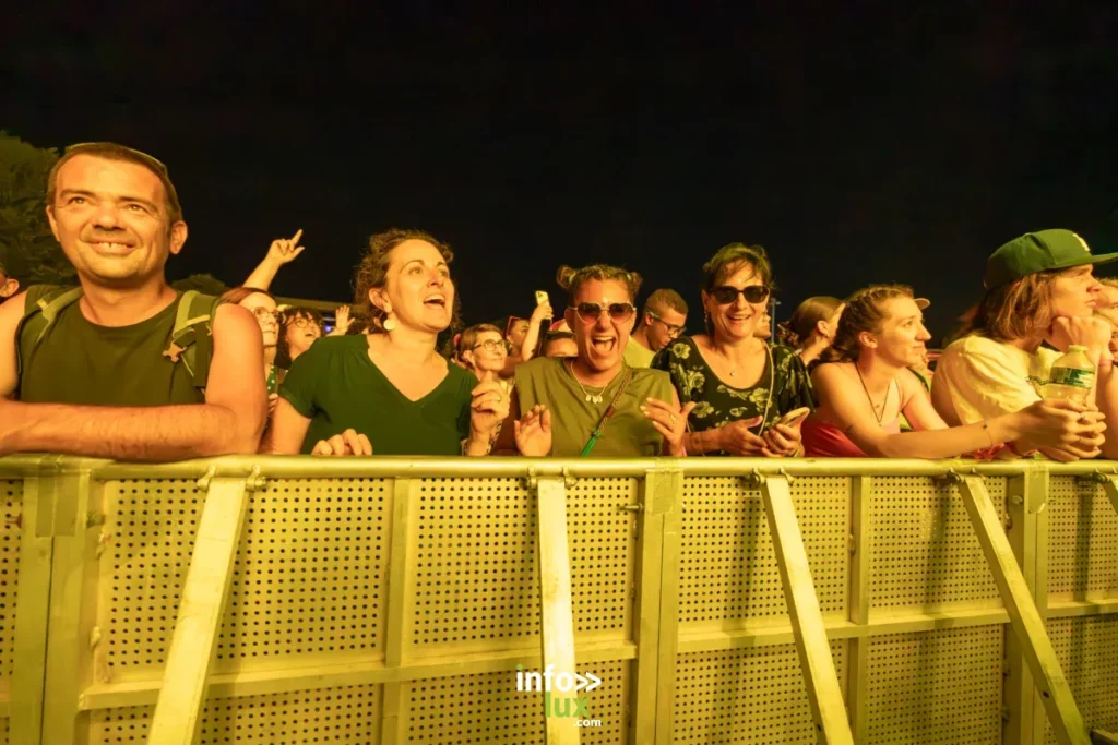 Le public profite des concerts lors de la première journée des Nuits Secrètes 2026 à Aulnoye-Aymeries.