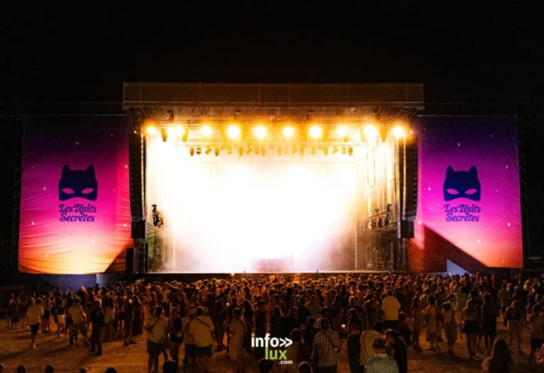 Le public profite des concerts lors de la première journée des Nuits Secrètes 2026 à Aulnoye-Aymeries.