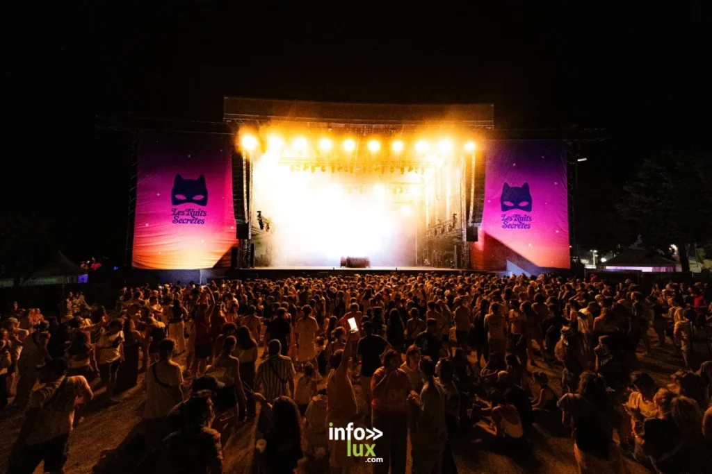 Le public profite des concerts lors de la première journée des Nuits Secrètes 2026 à Aulnoye-Aymeries.