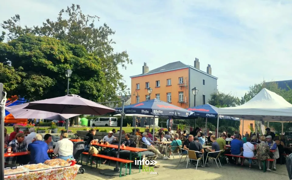 La terrasse bondée de la Taverne Georges un jour de fête à Braine-l’Alleud
