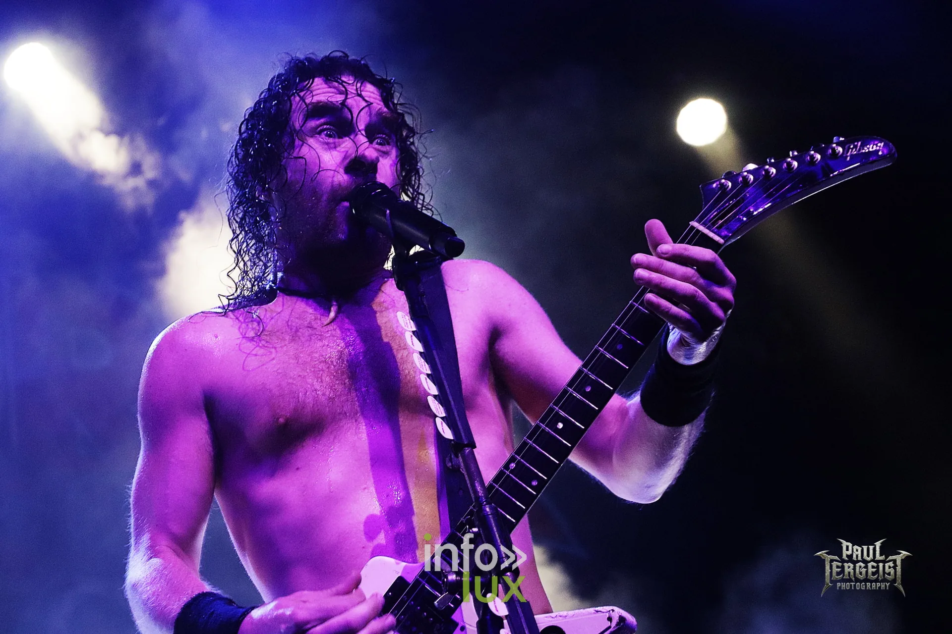 Joel O'Keeffe, chanteur et guitariste d'Airbourne, torse nu sur la scène de Seraing