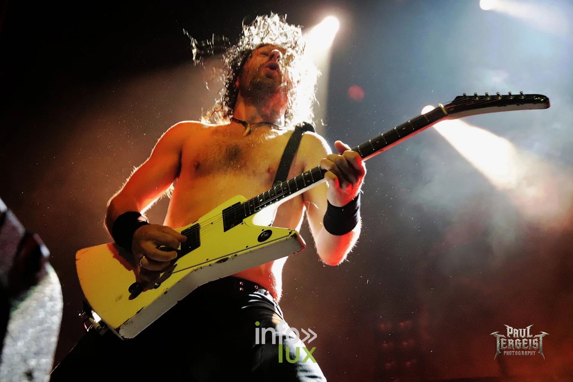Guitare en action lors du concert d'Airbourne à l'OM de Seraing