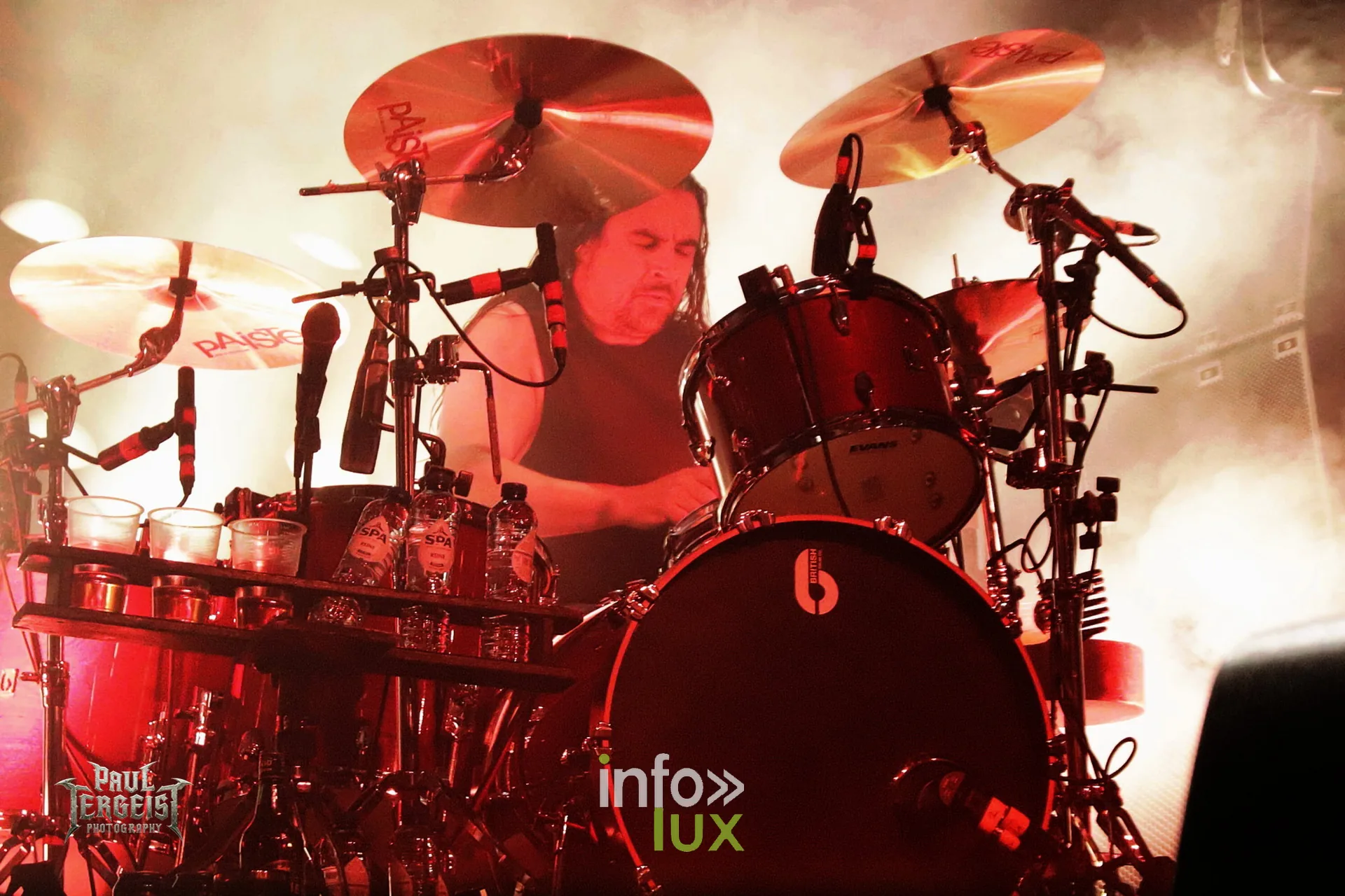 Ryan O'Keeffe à la batterie d'Airbourne