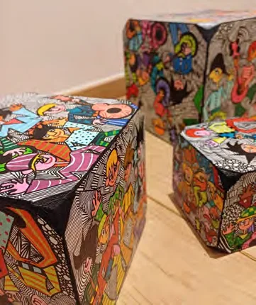 Cubes peints par Ariane Therasse presentes a la Kalerie de Marche-en-Famenne
