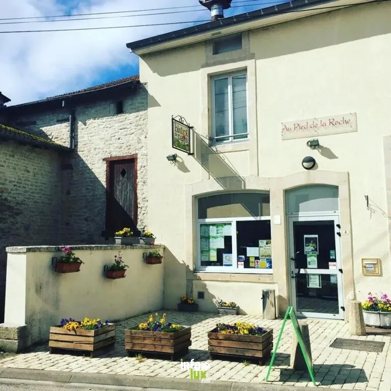 AU PIED DE LA ROCHE