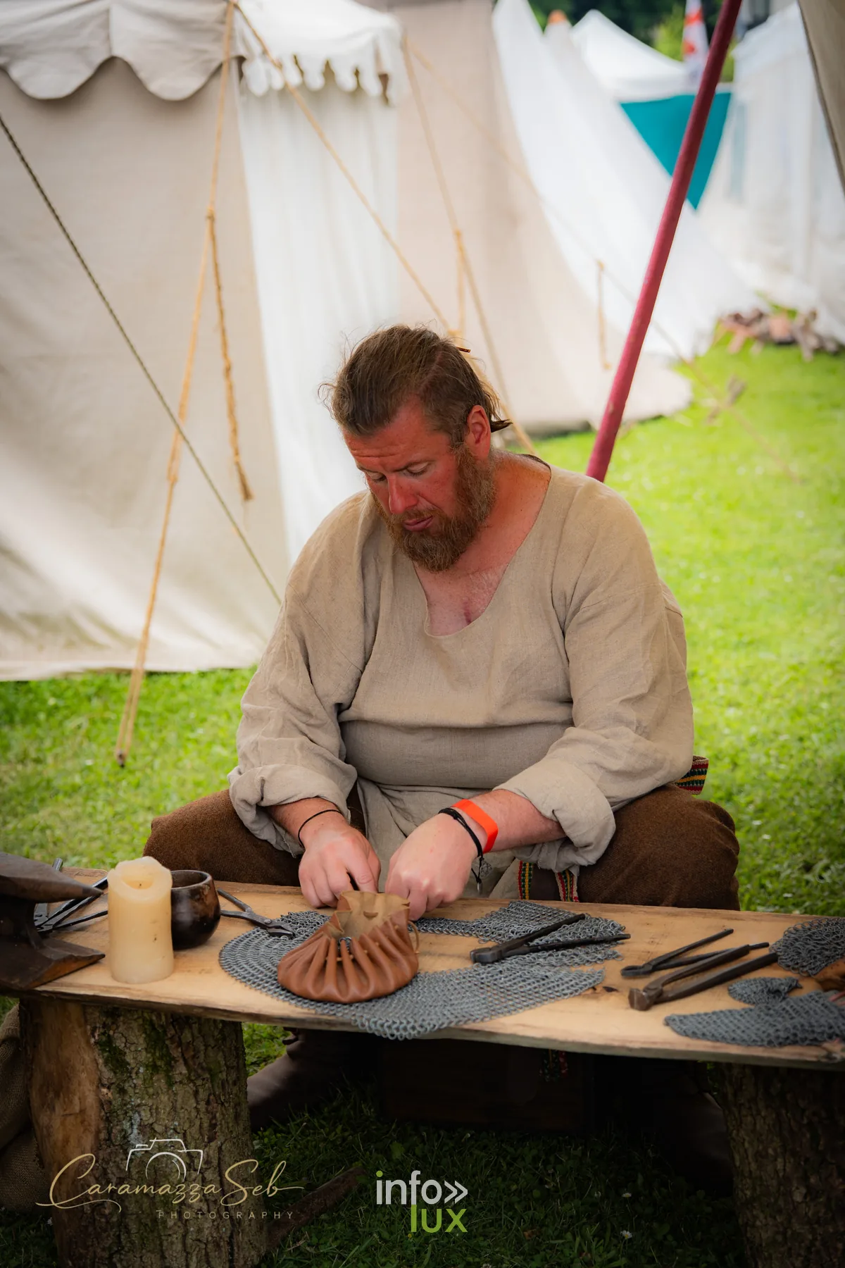 Artisan en costume dans un campement viking au festival Banoria a Saint-Hubert