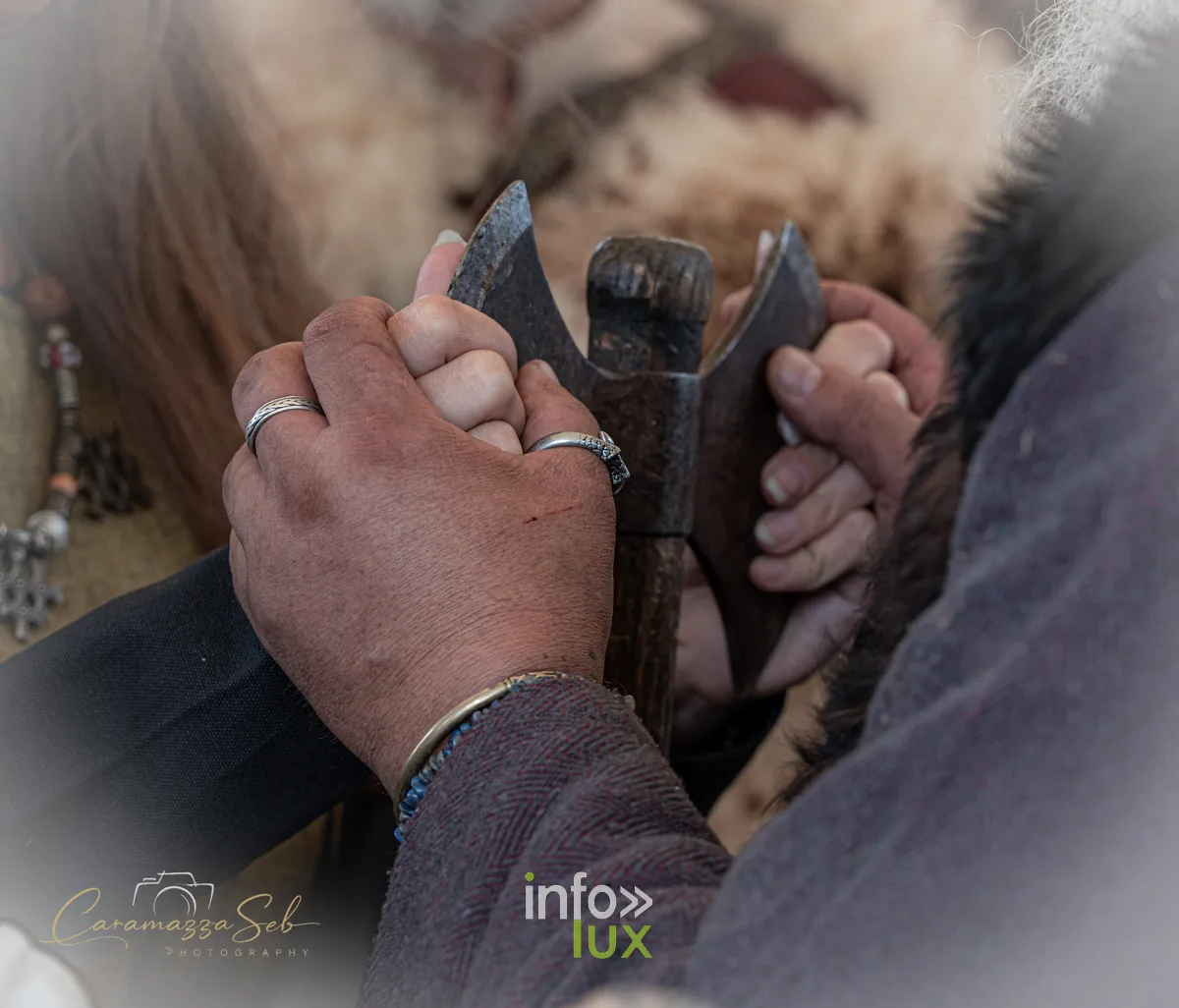 Rituel autour d une hache lors d une ceremonie au festival Banoria a Saint-Hubert