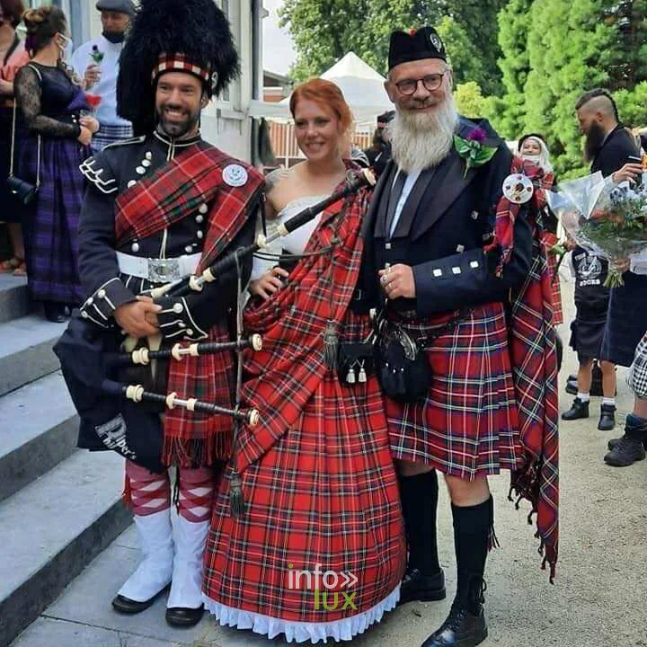 Cornemuseur et maries en kilt lors d un mariage ecossais au festival Banoria a Saint-Hubert