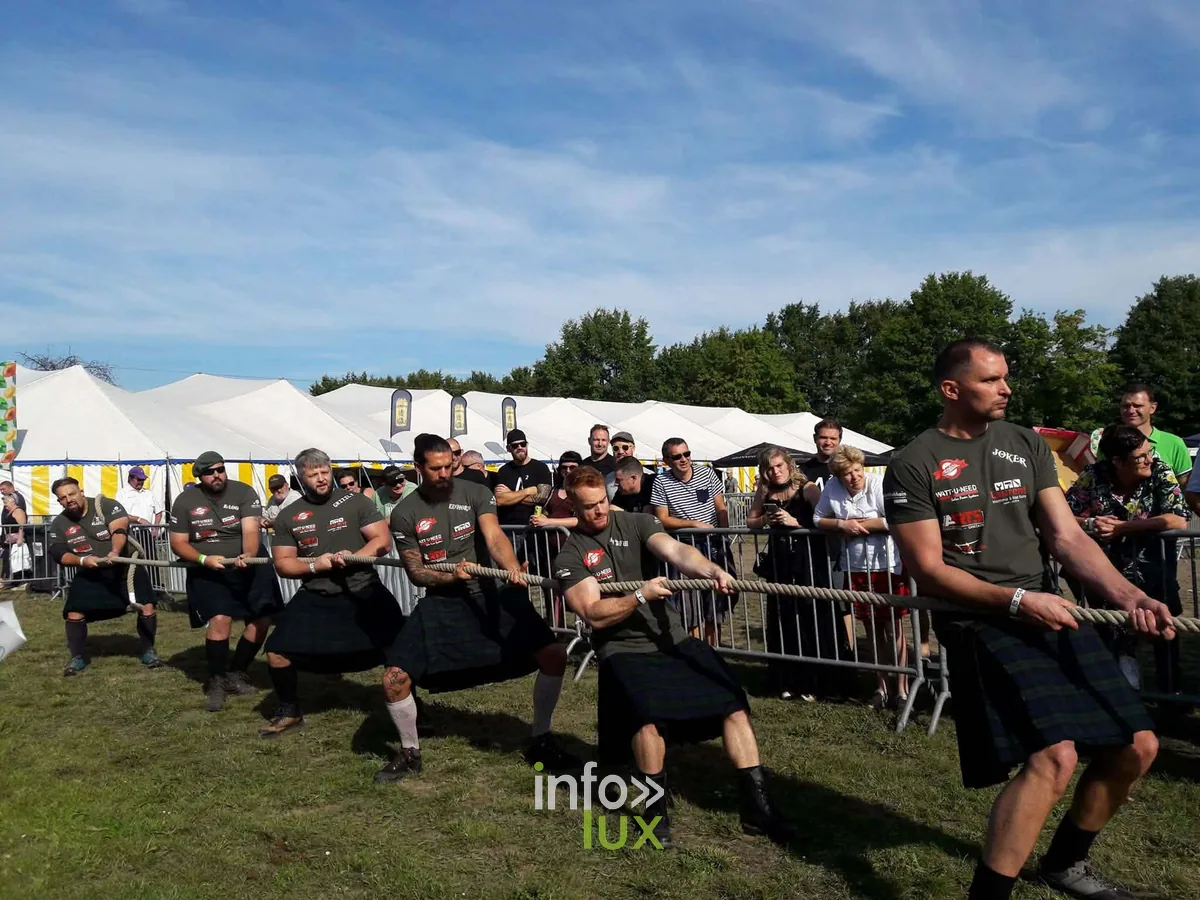Epreuve de tir a la corde en kilt facon jeux ecossais au festival Banoria a Saint-Hubert