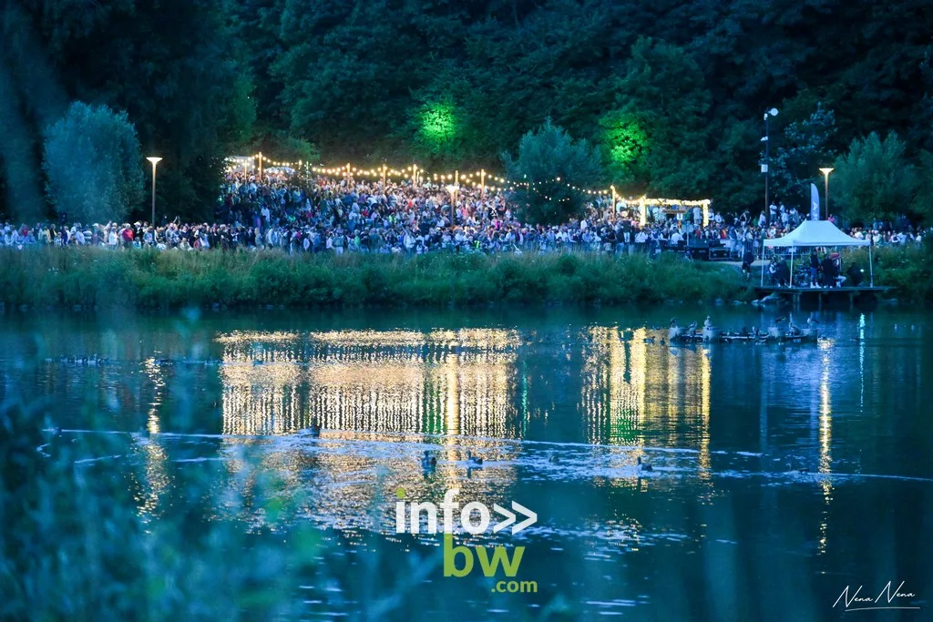 Foule au bord du plan d'eau lors d'Une Soirée au Paradis à Braine-l'Alleud