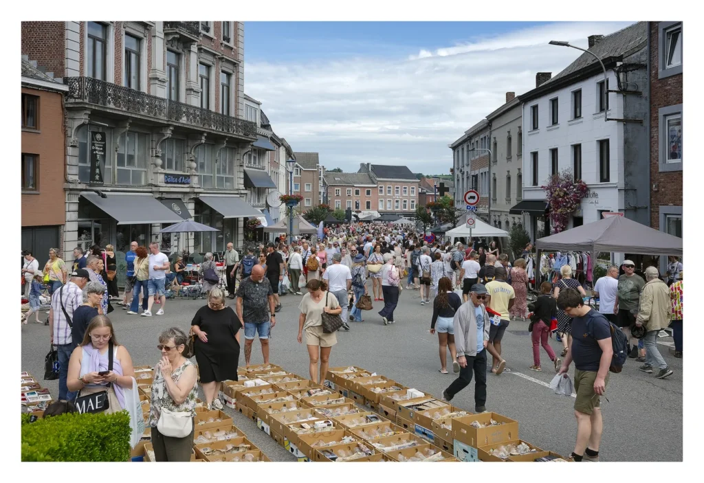 Foule de chineurs à la Grande Brocante d'Aubel, rues du centre remplies de stands