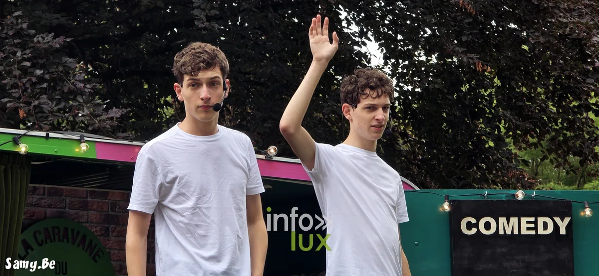 Le duo Antoine & Thibault sur la scène de la Caravane du Rire, à Jemappes