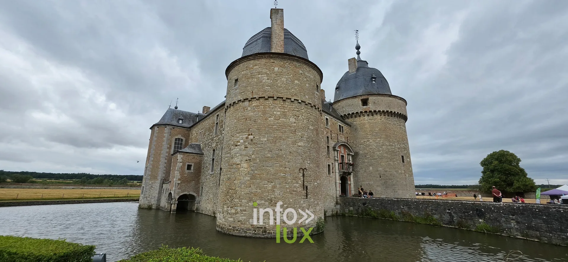 Les tours et les douves du Château de Lavaux-Sainte-Anne, écrin de l'événement