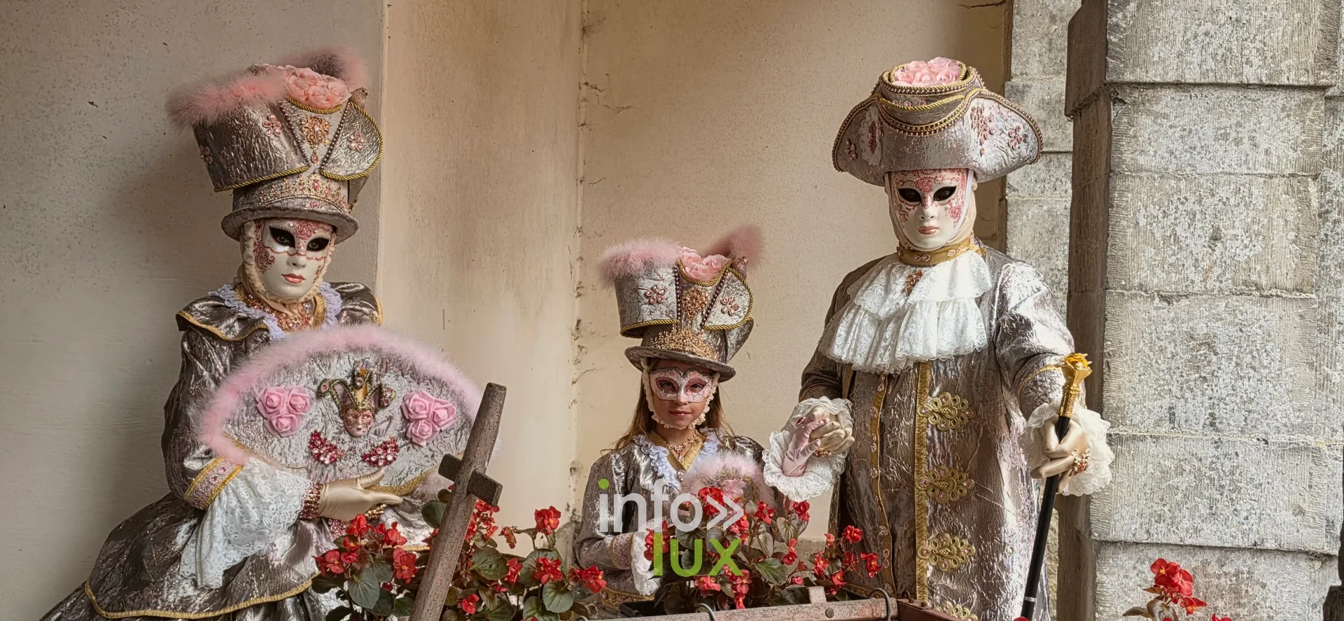 Des coiffes et costumes spectaculaires, véritables œuvres d'art textile