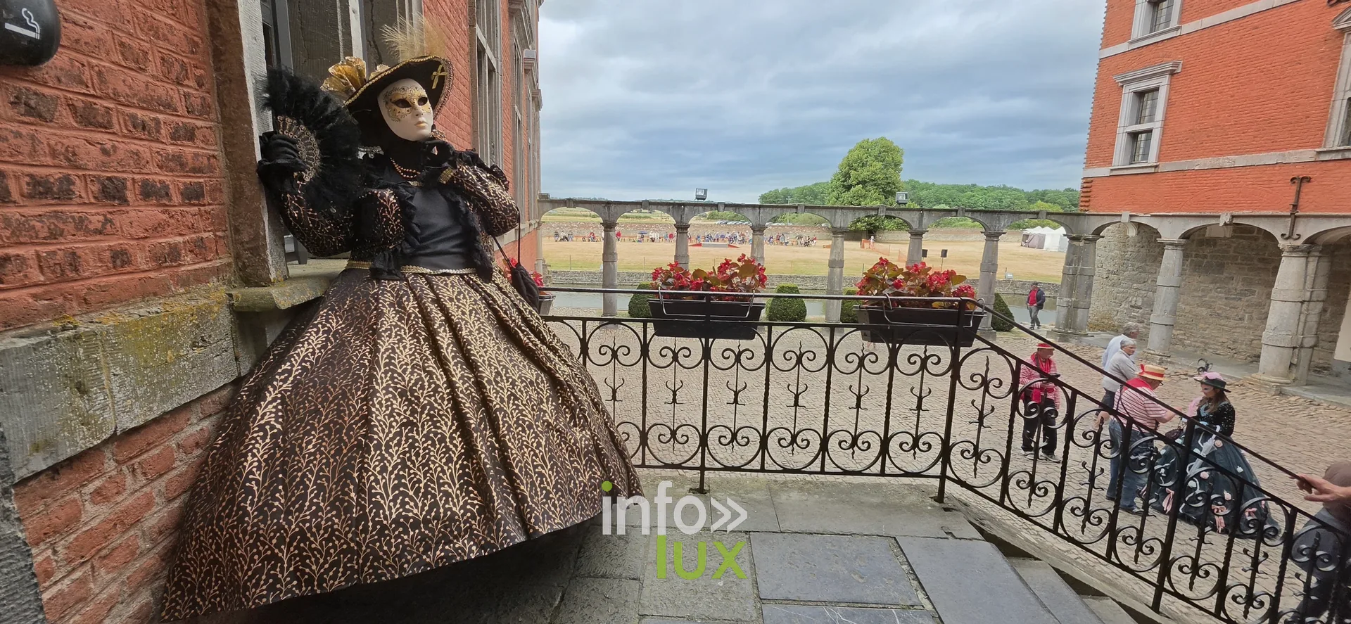Un costume vénitien majestueux devant les tours du Château de Lavaux-Sainte-Anne
