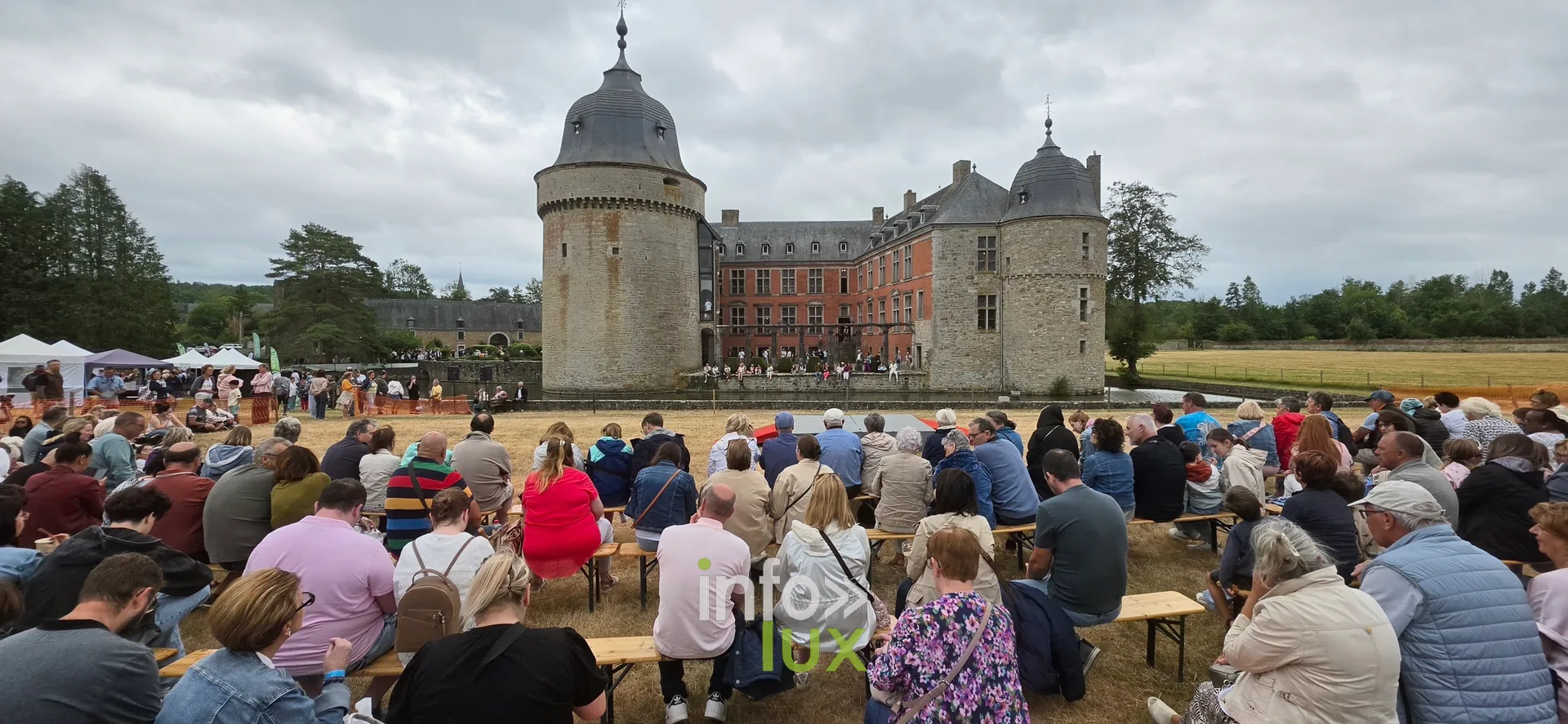 Un public nombreux assiste à la grande parade des Costumés de Venise
