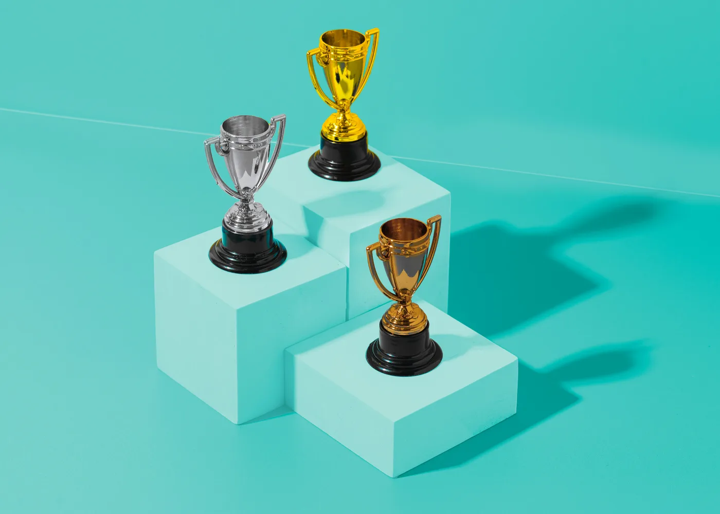 Podium de trophées symbolisant les injonctions à être le meilleur