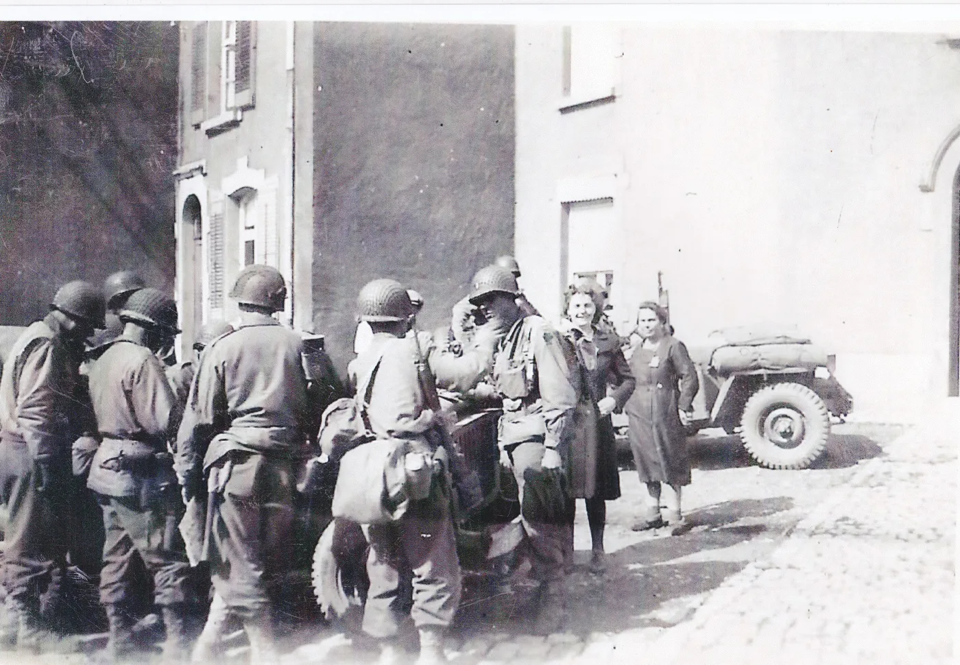 GIs de la 28e division d’infanterie américaine accueillis par des habitantes dans une rue d’Ethe en 1944
