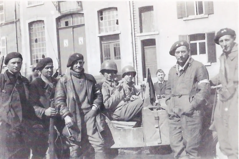 Soldats américains de la 28e division et résistants locaux autour d’une jeep à Ethe en septembre 1944