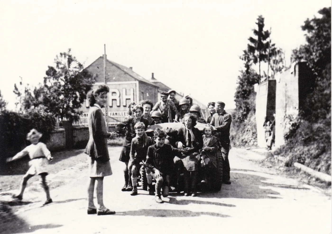 Une rue d’Ethe lors de la libération par la 28e division d’infanterie américaine en 1944