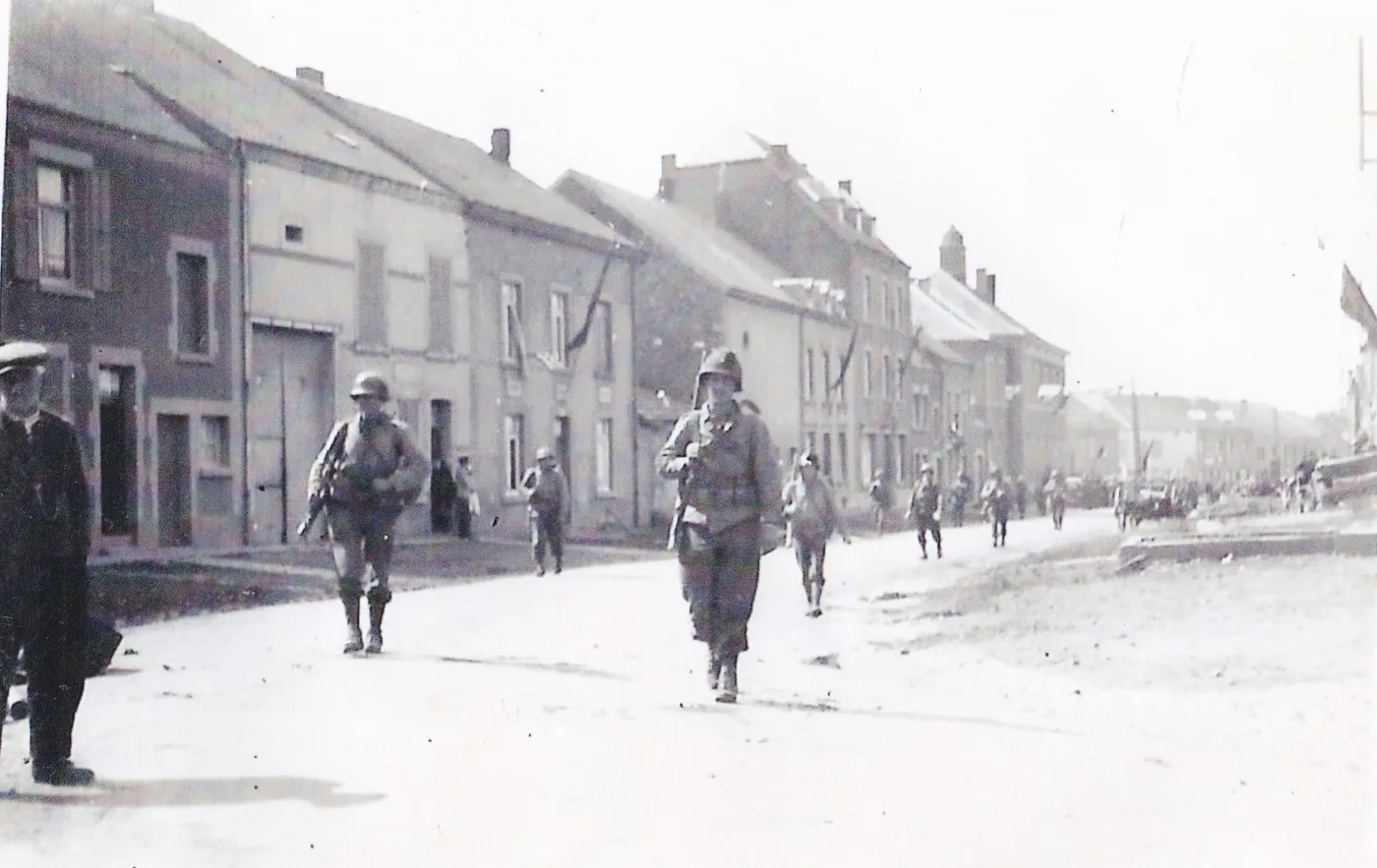 Soldats de la 28e division et habitants d’Ethe lors de la libération de septembre 1944