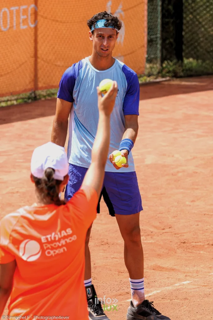 Match de tennis à l'Ethias Province Open 2026, sur la terre battue du Royal Tennis Club de Liège