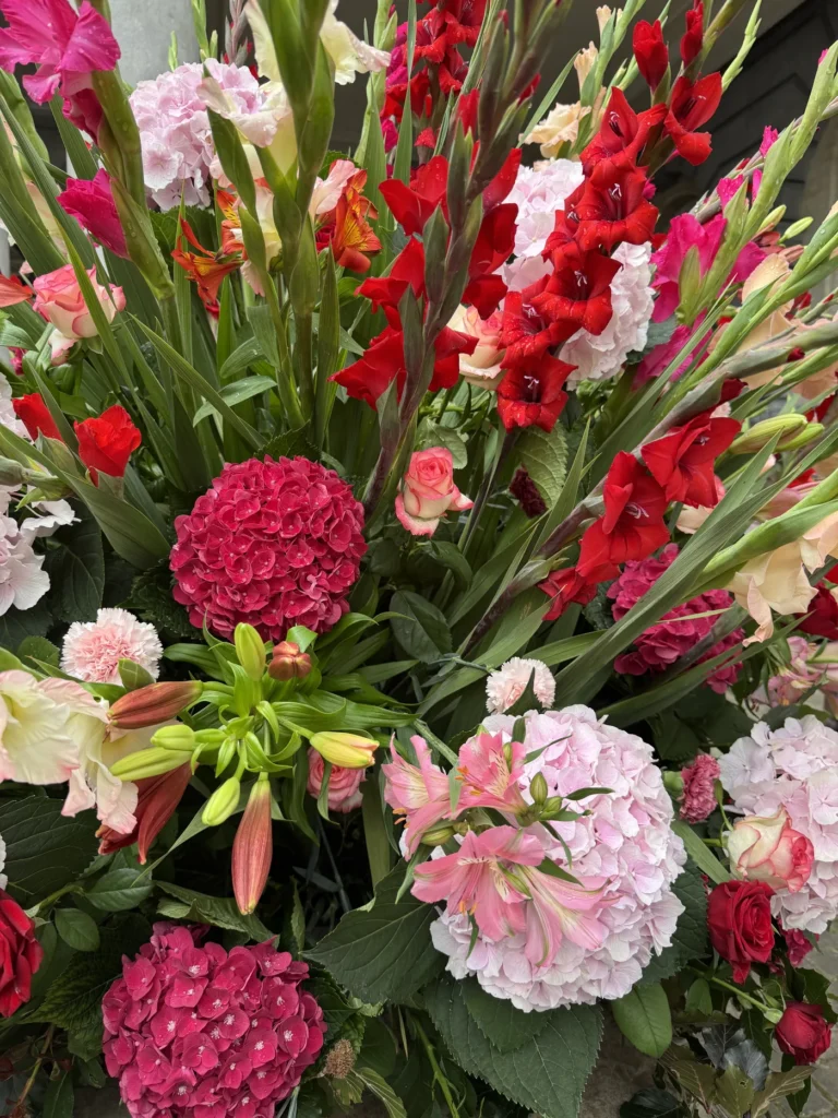 Fleuristes belges préparant les compositions du Palais royal
