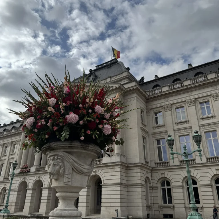 Composition florale devant la façade du Palais royal de Bruxelles pour la Fête nationale 2026