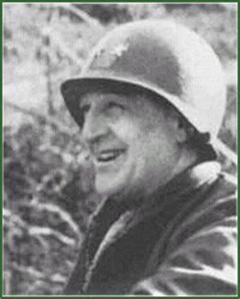 Le général Norman Cota, commandant de la 28e division d’infanterie américaine