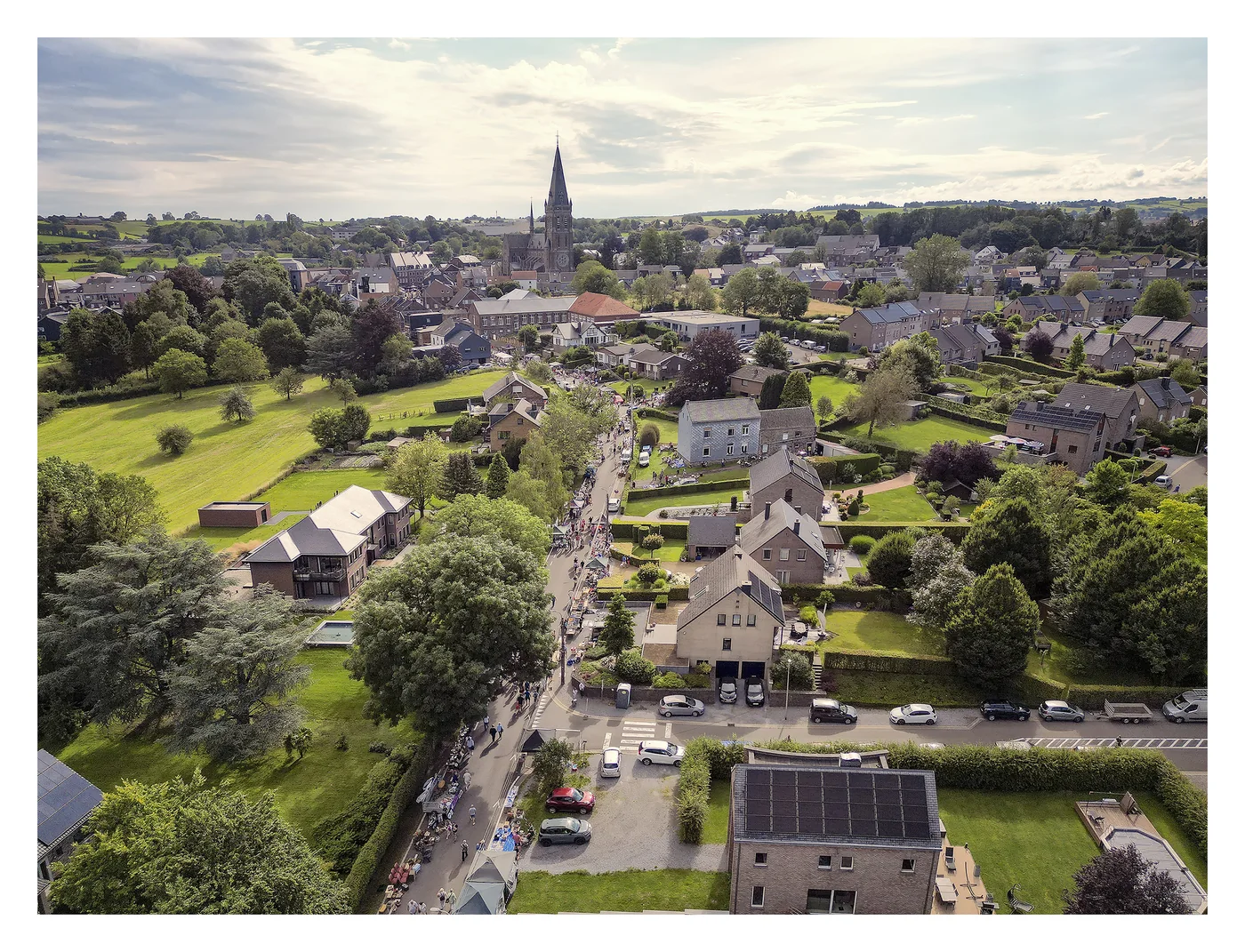La Grande Brocante d'Aubel vue du ciel Vue aérienne du village d'Aubel pendant la grande brocante du 21 juillet
