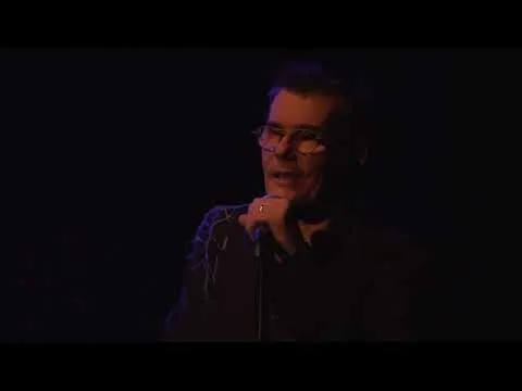 L’Homme Héron dévoile « Alice Rêve » et revient au Festival d’Avignon