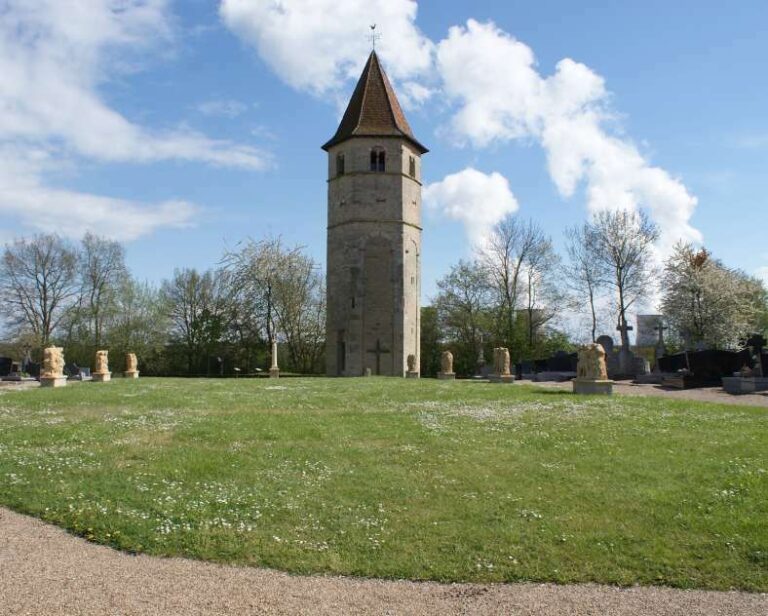 Boust > Patrimoine > Tour romane millénaire et vestiges d’un Chemin de Croix