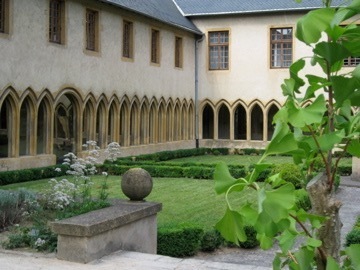 Metz > Patrimoine > Visite libre des jardins de plantes médicinales et des plantes toxiques du cloître des Réc