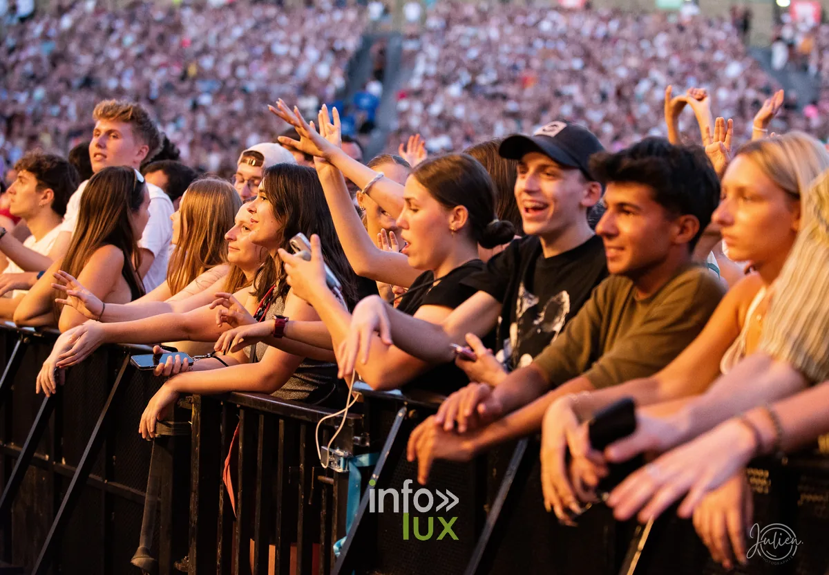 Des fans déguisés dans le public du Nancy Open Air 2026