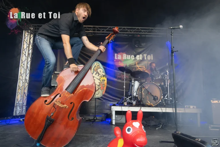 Concert live sur la scene du festival La Rue et Toi a Ruette (Virton), un contrebassiste sur scene