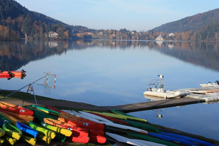 Le lac de Gérardmer dans les Vosges, kayaks et bateaux