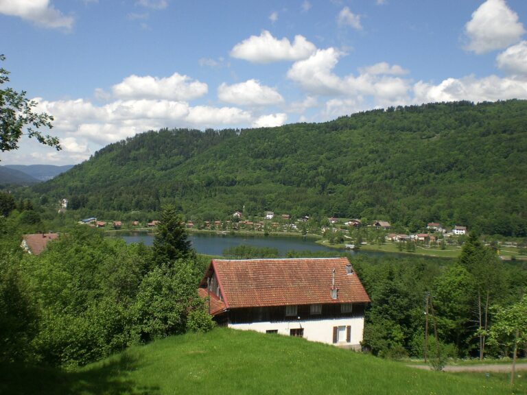 Lac de la Moselotte : baignade et base de loisirs à Saulxures