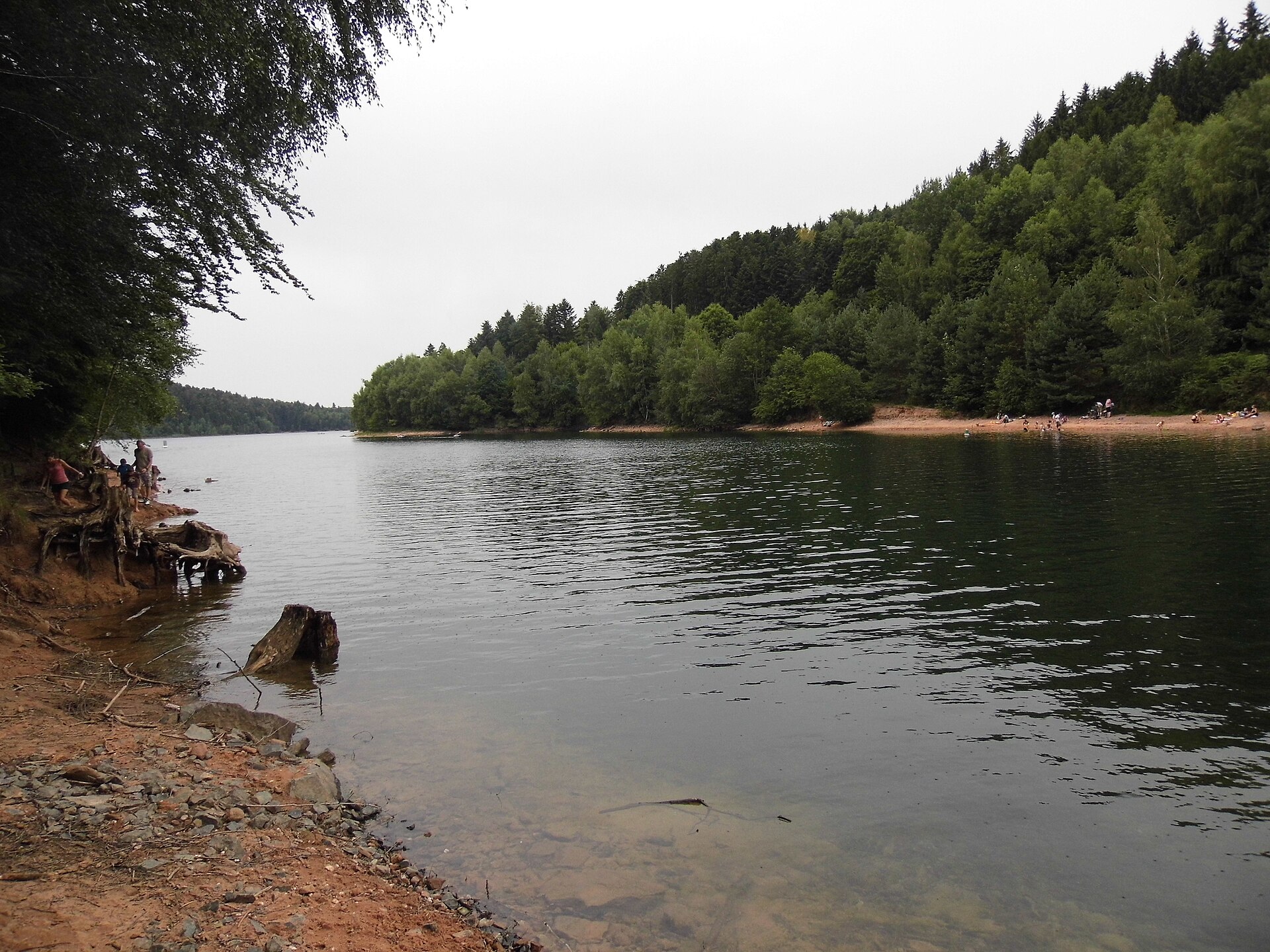 Plage et baigneurs au lac de Pierre-Percée, Meurthe-et-Moselle Plage et baigneurs au lac de Pierre-Percée, Meurthe-et-Moselle