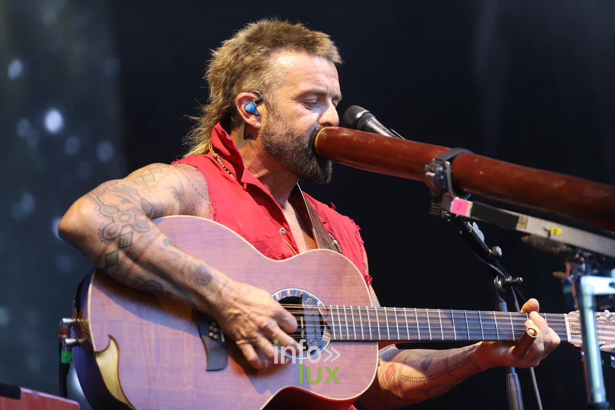 Xavier Rudd sur scène à LaSemo 2026