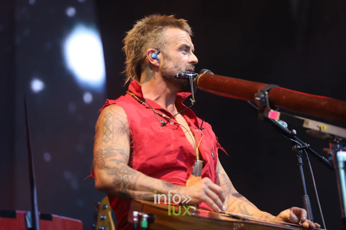 Xavier Rudd, guitare et yidaki, à LaSemo 2026